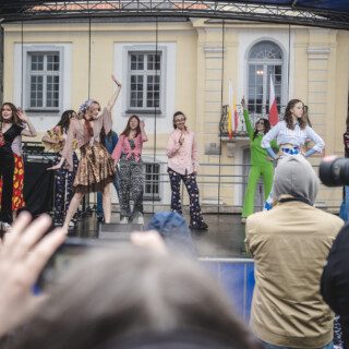 członkowie zespołu muzyki i tańca dawnego cappella antiqua bialostociensis domu kultury śródmieście w białymstoku podczas występu na scenie w ramach święta ulicy kilińskiego z udziałem publiczności