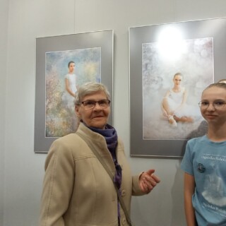 członkini ogniska baletowego z rodziną podczas wystawy fotografii joanny sawickiej w domu kultury śródmieście w białymstoku