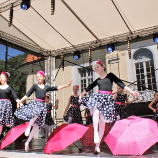 członkinie ogniska baletowego podczas występu z parasolkami na ulicy Kilińskiego domu kultury śródmieście w białymstoku