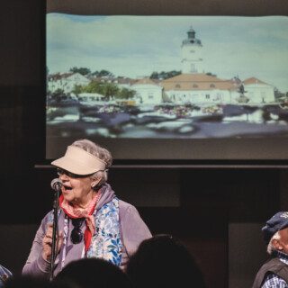 kabaret lumbago podczas występu z fotografią ratusza oraz z udziałem publiczności w domu kultury śródmieście w białymstoku