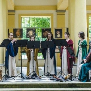 członkowie Zespół Muzyki Dawnej Ars Decorum domu kultury śródmieście w białymstoku w pałacu branickich grający na instrumentach