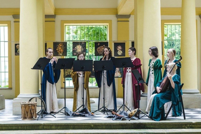 członkowie Zespół Muzyki Dawnej Ars Decorum domu kultury śródmieście w białymstoku w pałacu branickich grający na instrumentach
