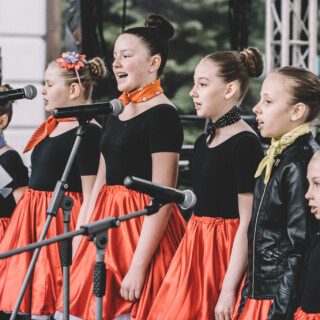 członkinie dziecięcej grupy wokalnej miniatura domu kultury śródmieście w białymstoku śpiewająca na scenie w ramach święta ulicy kilińskiego w białymstoku