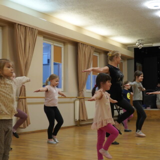 dziewczęta na zajęciach tanecznych w domu kultury śródmieście w białymstoku