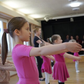 dziewczęta na zajęciach tanecznych w domu kultury śródmieście w białymstoku