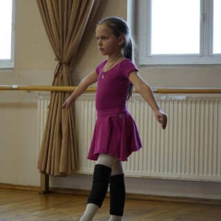dziewczynka na zajęciach tanecznych w domu kultury śródmieście w białymstoku