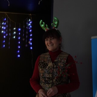 kierownik działu edukacji artystycznej i promocji domu kultury śródmieście podczas koncertu bożonarodzeniowego w domu kultury śródmieście w białymstoku