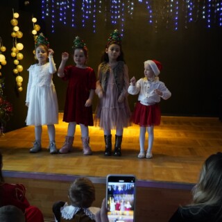 uczestniczki zajęć artystycznych podczas koncertu bożonarodzeniowego w domu kultury śródmieście w białymstoku