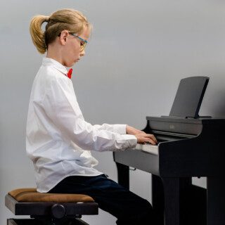 członkini ogniska muzycznego grająca na pianinie w domu kultury śródmieście w białymstoku