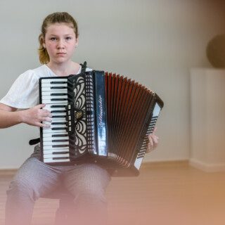 członkini ogniska muzycznego grająca na akordeonie w domu kultury śródmieście w białymstoku