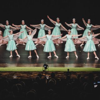 członkinie ogniska baletowego tańczące podczas jubileuszu koncertu 30 lat ogniska baletowego z udziałem publiczności domu kultury śródmieście w białymstoku