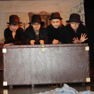 członkowie grupy teatralnej rupaki podczas występu na scenie w dkś
